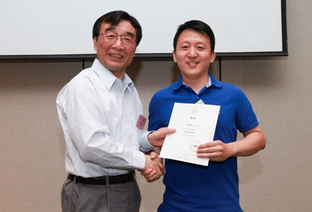 党建武为王海坤（科大讯飞）颁发感谢证书(新闻）