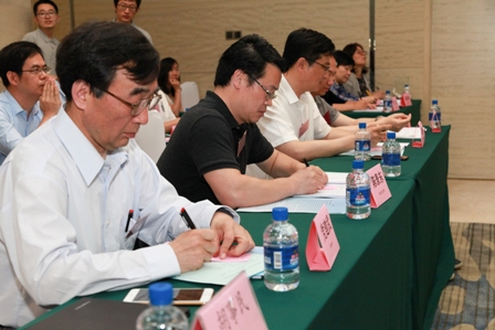 委员填写选票（新闻）