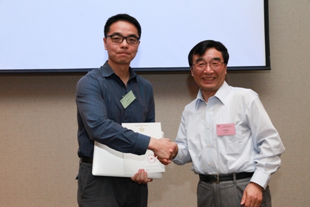 党建武为杨松帆（好未来）颁发感谢证书（新闻）